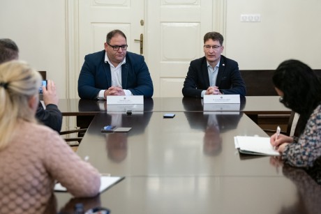 Újabb segítő szolgáltatást indít az Önkormányzat a 65 év feletti, egyedül élő idősek számára